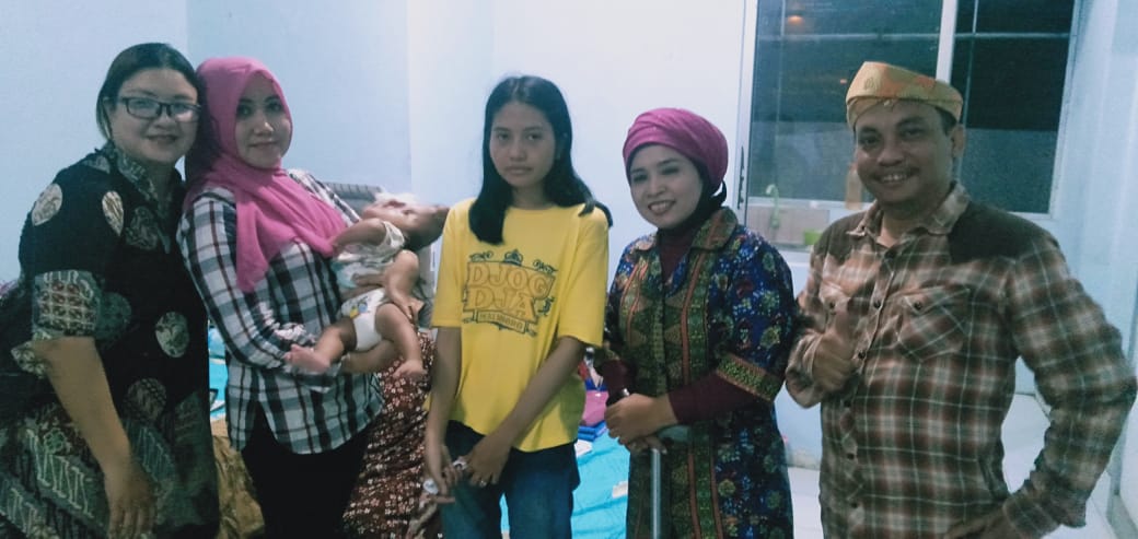 Ketua DPP Perempuan Tani HKTI Jatim, Lia Istifhama menjenguk Dina Oktavia dan Pandu. (Foto: Alief/Ngopibareng.id)