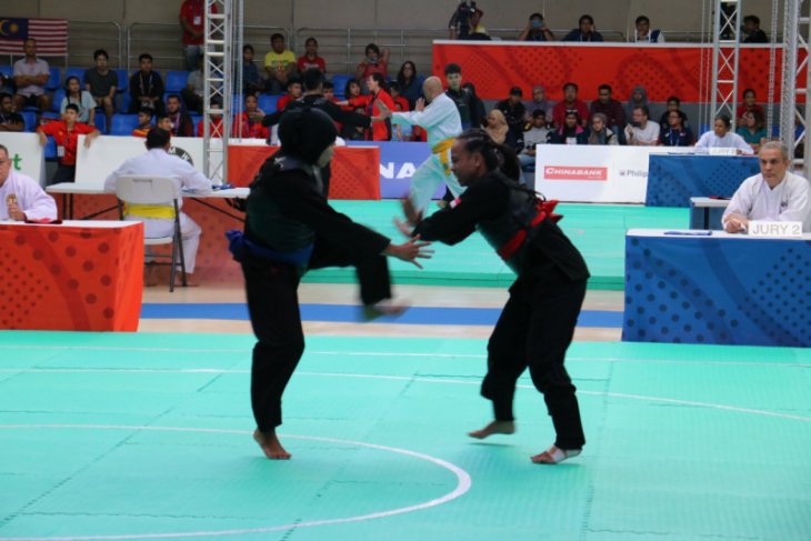 Atlet pencak silat putri Indonesia, Suci Wulandari rebut emas di nomor tanding A (45-50 kg) di SEA Games 2019. (Foto: Antara) 