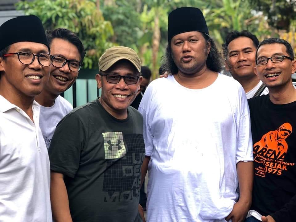 Gus Muwafiq bersama para aktivis. (Foto: aku fb roy murtadho)