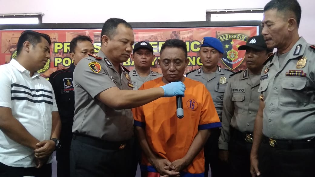 Kapolresta Banyuwangi AKBP Arman Asmara Syarifudin menginterogasi pelaku sodomi 