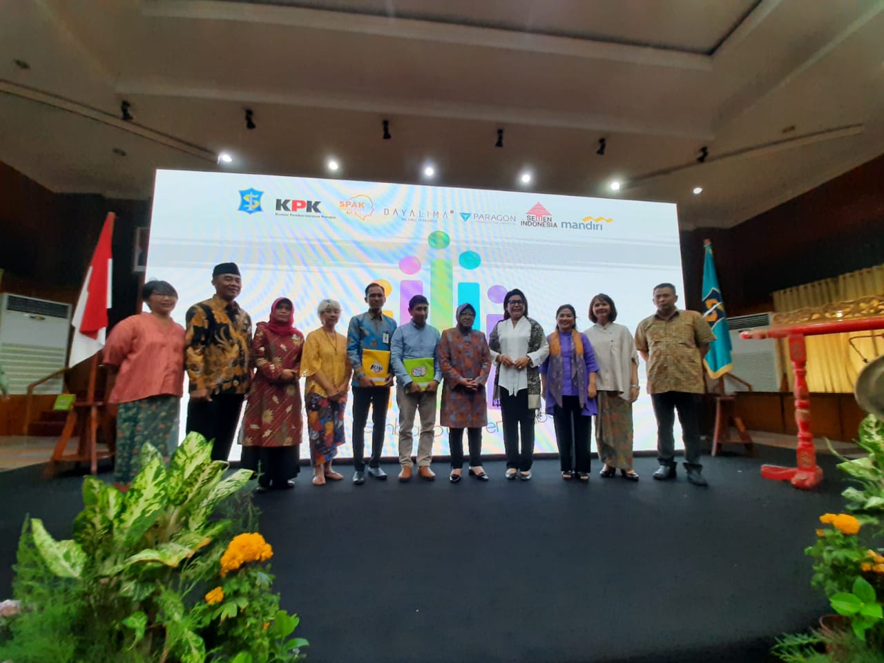 Wali Kota Surabaya Tri Rismaharini saat membuka acara  peluncuran program 'Guru Pembangun Peradaban, Kolaborasi Wujudkan cita-cita Memmbangun Generasi Anti Korupsi 2019' di Graha Sawunggaling Balai Kota Surabaya. (Foto: Alief/ngopibareng.id)