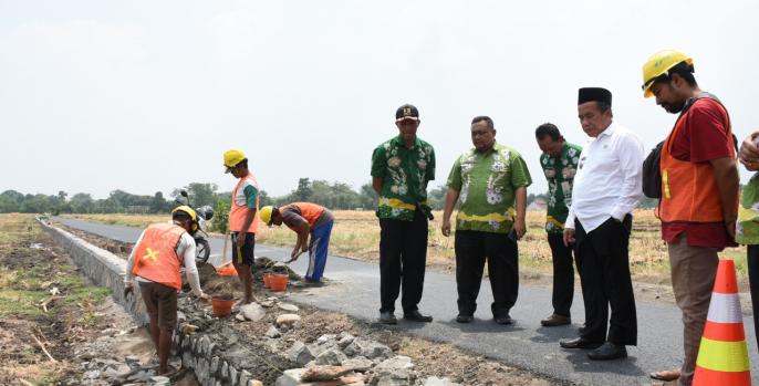 Wakil Bupati Pasuruan KH Mujib Imron melakukan sidak proyek peningkatan jalan di desa Kluwut, Kecamatan Wonorejo, Pasuruan. (Foto: Dok Humas)