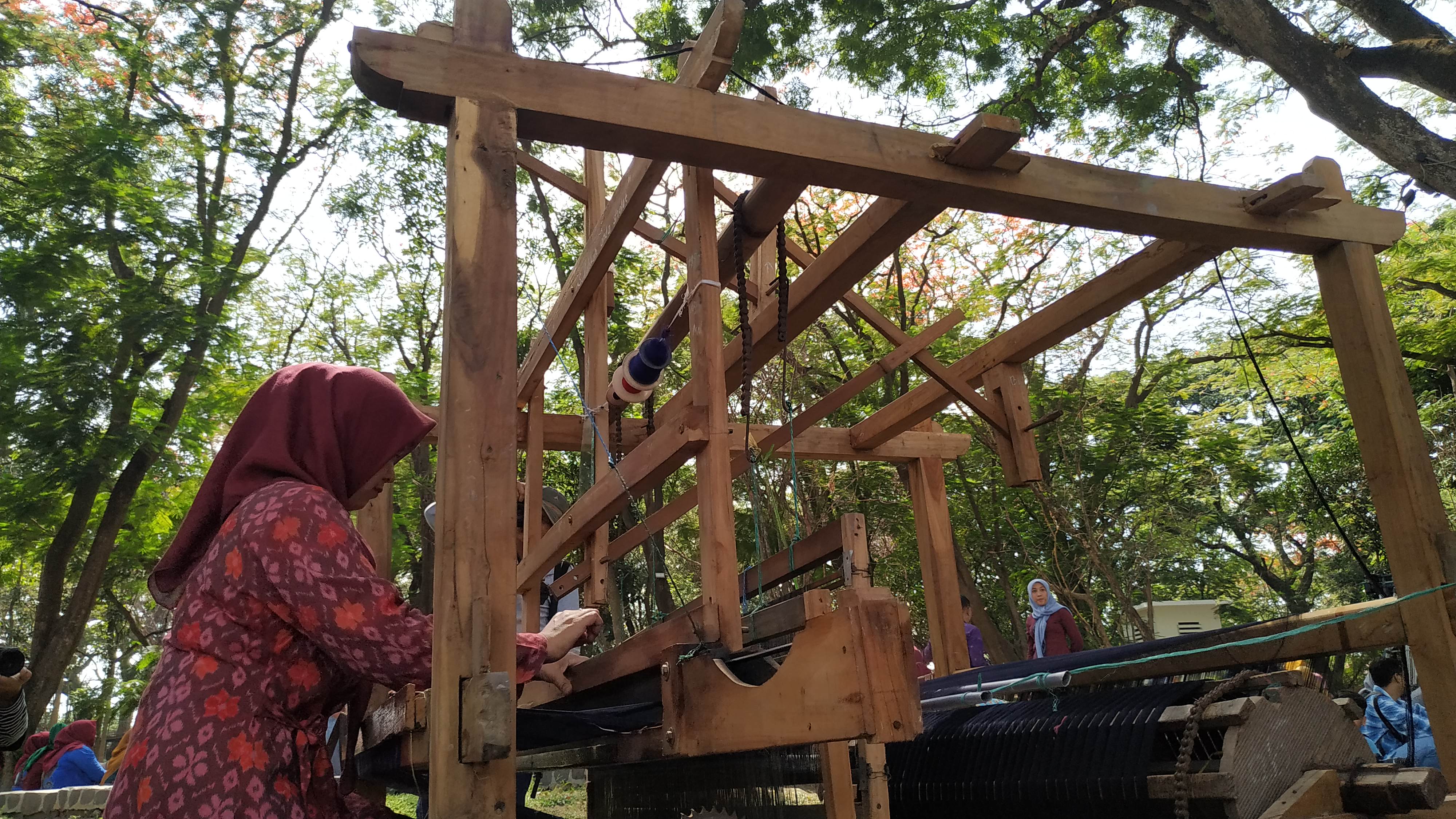 Edukasi pengunjung tentang tenun ikat di hutan Joyoboyo. (Foto: Fendi/ngopibareng .id)