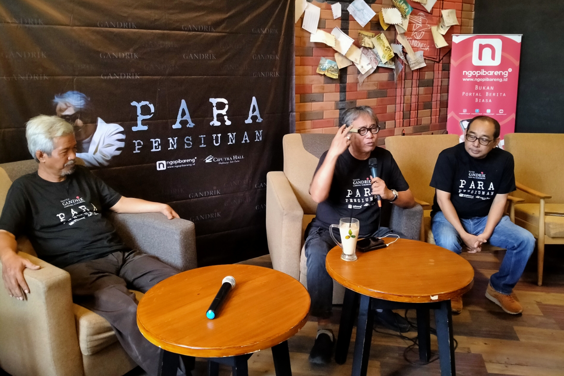 Penulis naskah, Susilo Nugroho (kiri) bersama pemimpin produksi Teater Gandrik, Butet Kartaredjasa, dan CEO Ngopibareng.id, Arif Afandi dalam konferensi pers di Coffee Toffee, Surabaya, Kamis 5 Desember 2019. (Foto: Fariz/ngopibareng.id)