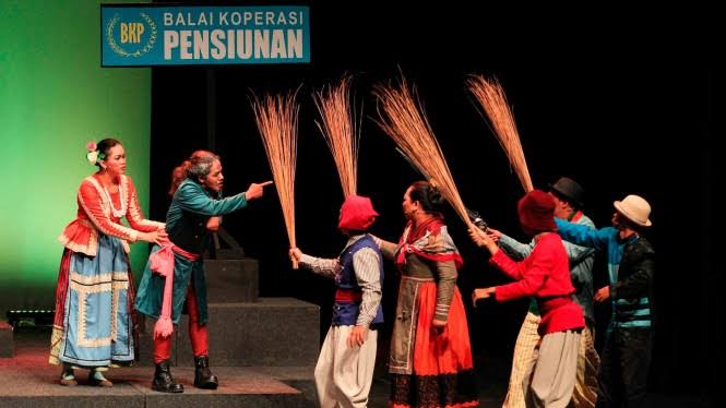 Satu adegan lakon "Para Pensiunan" Teater Gandrik. (Foto; Istimewa)