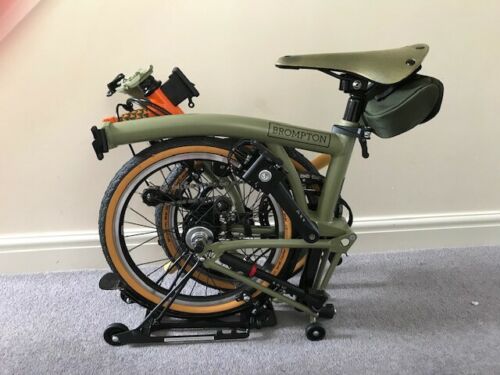 Sepeda Brompton warna hijau army, yang diduga diselundupkan oleh mantan Direktur Utama (Dirut) Garuda Indonesia, I Gusti Ngurah Askhara Danadiputra atau Ari Askhara (Foto: Web Brompton)