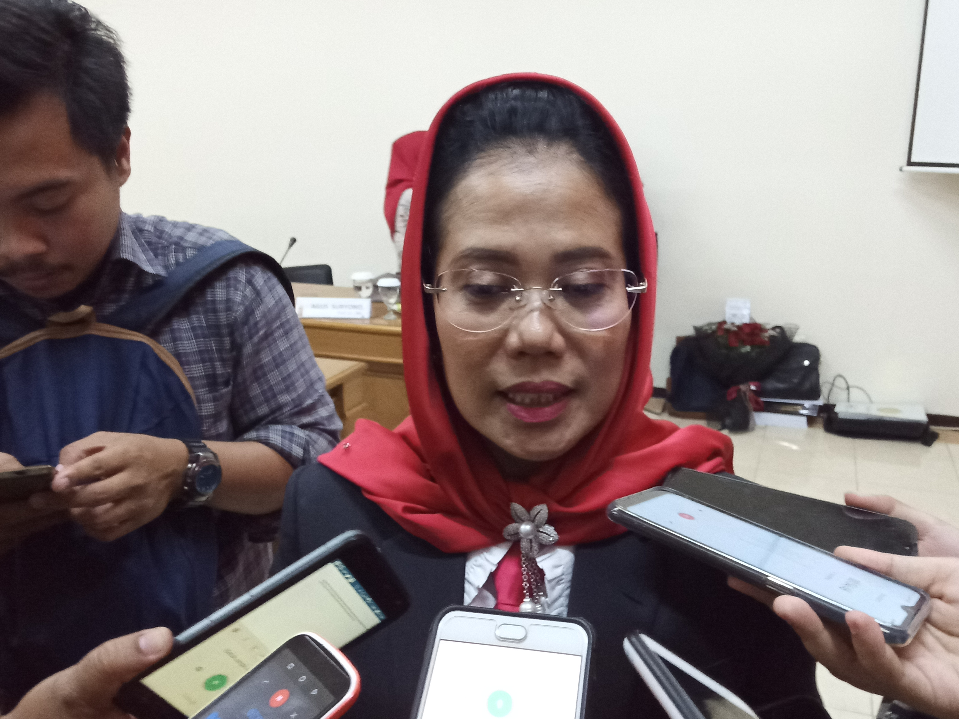 Sekretaris DPD PDI-Perjuangan, Sri Untari, ketika ditemui usai ujian sidang Disertasi di gedung FIA UB.  (Foto: Theo/ngopibareng.id)