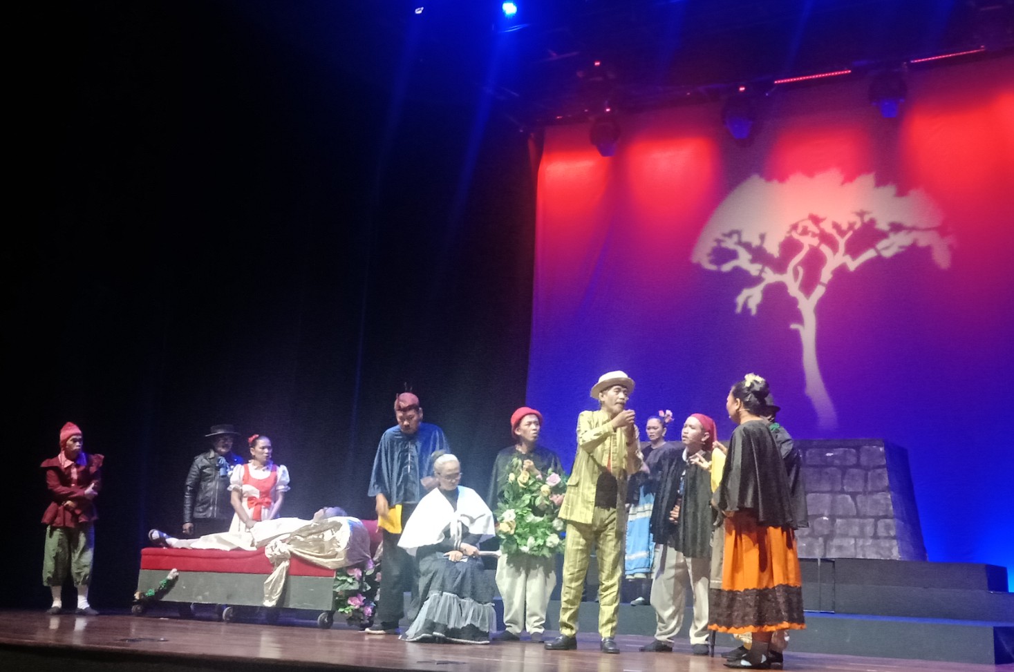 Suasana pementasan Teater Gandrik Sambang Suroboyo dengan lakon 'Para Pensiunan. (Foto:Pita/Ngopibareng.id)