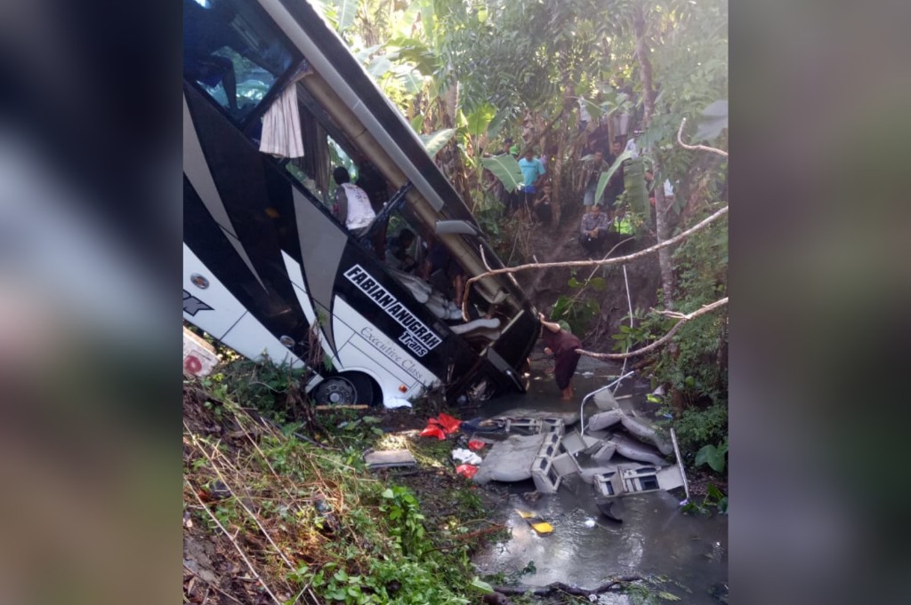 Bus yang mengalami celaka di Sungai Judel Blitar jawa Timur. (Foto: istimewa)