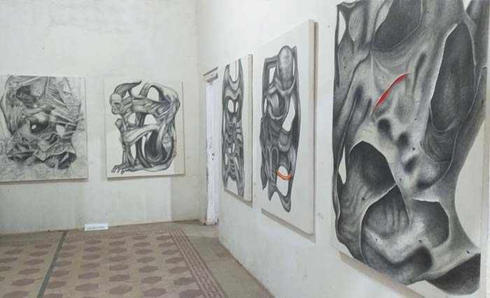 Salah satu sudut pameran  tunggal  karya Wahyu Nugroho, Intuitive Drawing di Bocosralus Artspace, Pasuruan. (Foto: ngopibareng/m. anis)