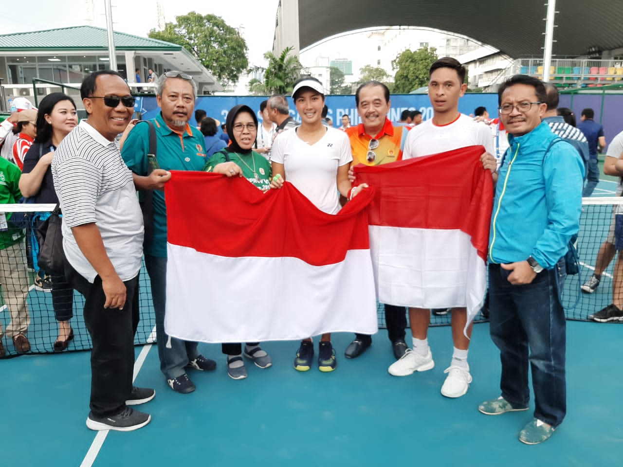 Ketua KONI Jatim, Erlangga Satriagung (orange) bersama jajaran pengurus KONI Jatim berfoto bersama dengan Aldila Sutjiadi dan Critopher Rungkat pasca meraih medali emas di nomor ganda campuran dalam ajang Sea Games 2019 Filipina.