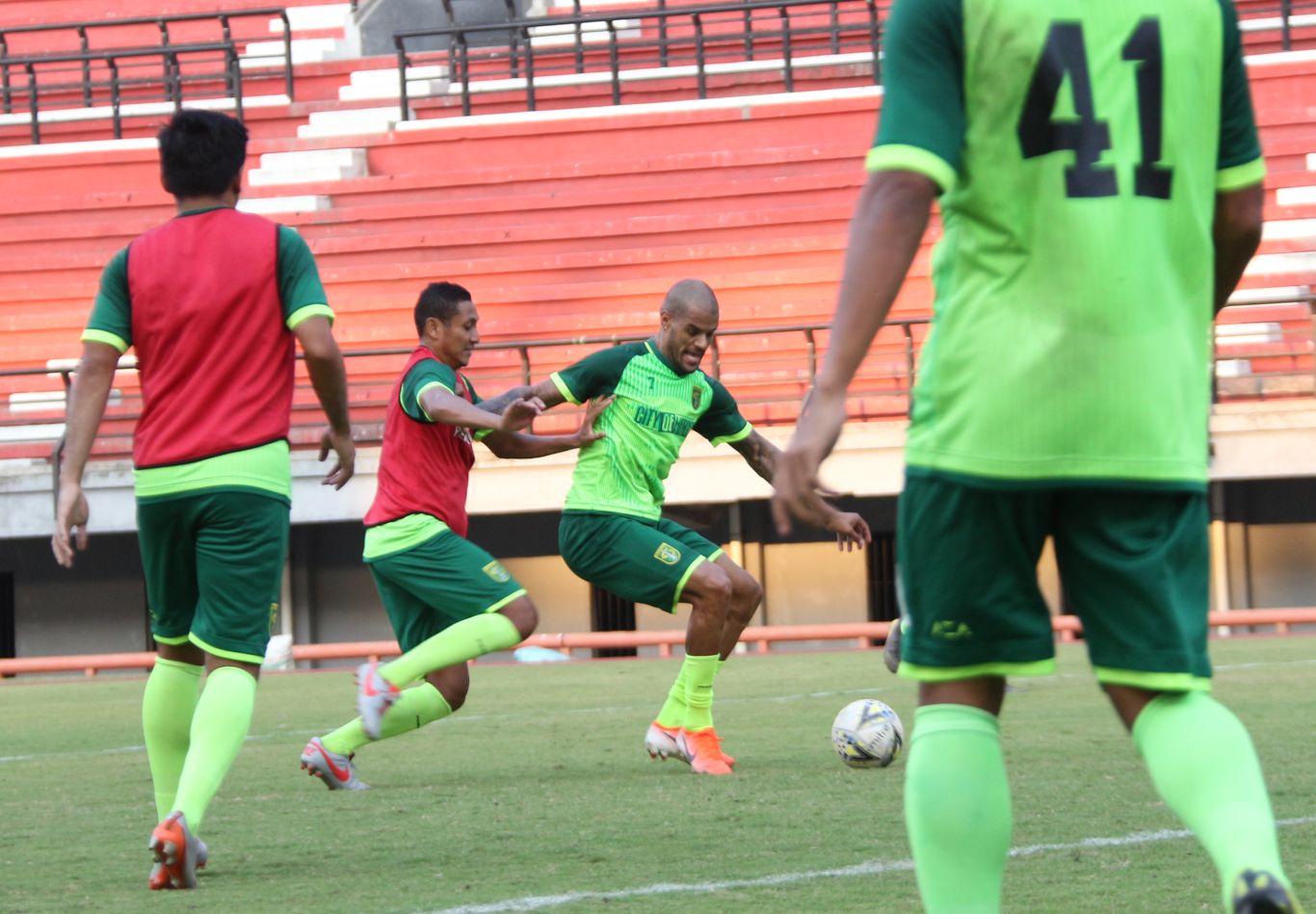 Skuat Persebaya saat menggelar OT di Stadion GBT Surabaya. (foto: Haris/ngopibareng)