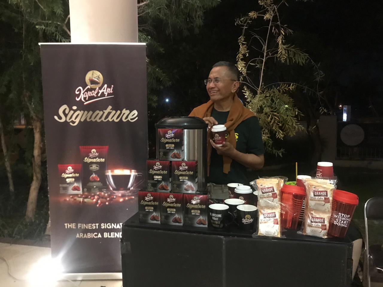 Mantan Menteri BUMN Dahlan Iskan saat berpose di salah satu booth minuman di acara Teater Gandrik. (Foto: Alief/ngopibareng.id)