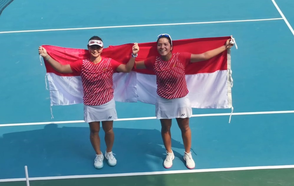 Petenis Indonesia asal Jatim, Jessy Rompies dan Beatrice Gumulya usai memenangkan babak final di nomor ganda putri dalam Sea Games 2019 Filipina. 