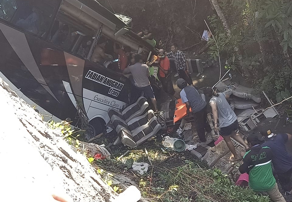 Bus pariwisata yang masuk sungai di Blitar. (Foto: istimewa)