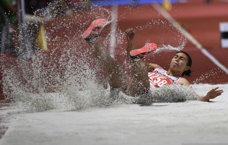 Atlet lompat jangkit Indonesia Maria Natalia Londa melompat pada pertandingan Lompat Jangkit Putri SEA Games ke-30 di Stadion Atletik New Clark, Filipina, Sabtu, 7 Desember 2019. (Foto: Antara)