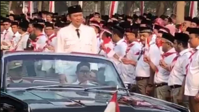 Mantan Direktur Utama Garuda I Gusti Ngurah Askhara Danadiputra atau Ari Askhara saat merayakan HUT RI, 17 Agustus 2019, bak presiden melakukan inspeksi pasukan. (Foto: Dok. Garuda Indonesia)