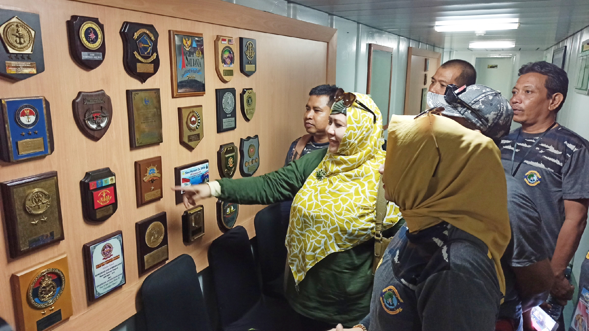 Sejumlah peserta joysailing sedang melihat bagian dalam KRI Surabaya 591. (Foto: Hujaini/ngopibareng.id)