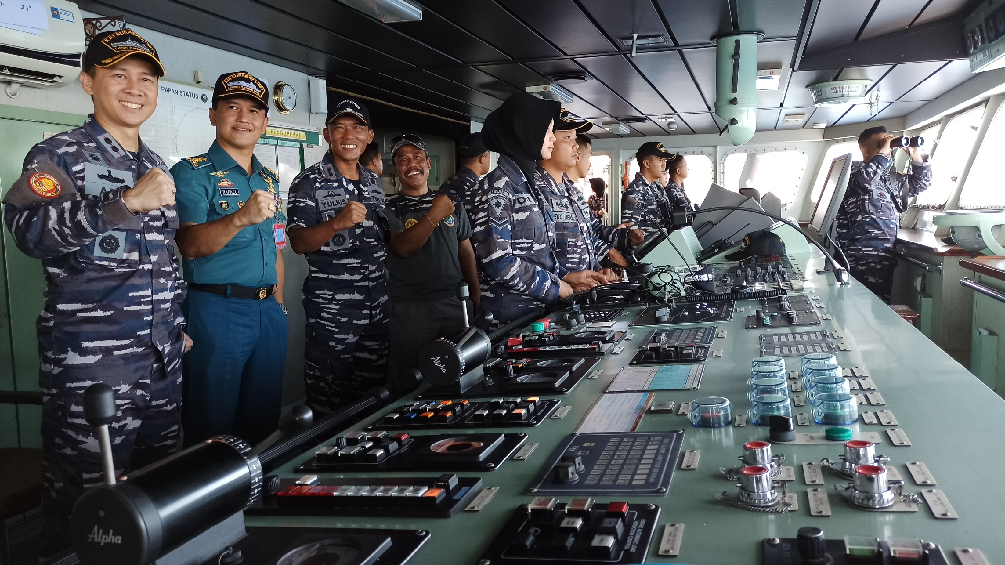 Komandan KRI Surabaya 591 Letkol Laut (P) Ady Dharmawan, Kadispotmar Koarmada II Kolonel Laut (P) Ketut Budiantara, Danlanal Banyuwangi Letkol Laut (P) Yulis Azz Zaenal menunjukkan ruang anjungan KRI Surabaya 591. (Foto: Hujaini/ngopibareng.id)