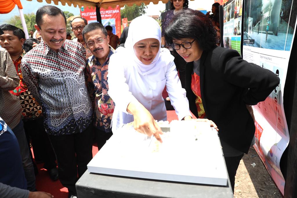 Gubernur Jatim Khofifah melakukan peletakan batu pertama Museum HAM Omah Munir. (Foto: Istimewa)