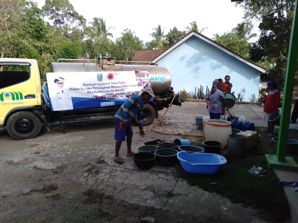 Pendistribusian air bersih di Desa Telemung, Kecamatan Kalipuro, Banyuwangi (Foto : Istimewa)