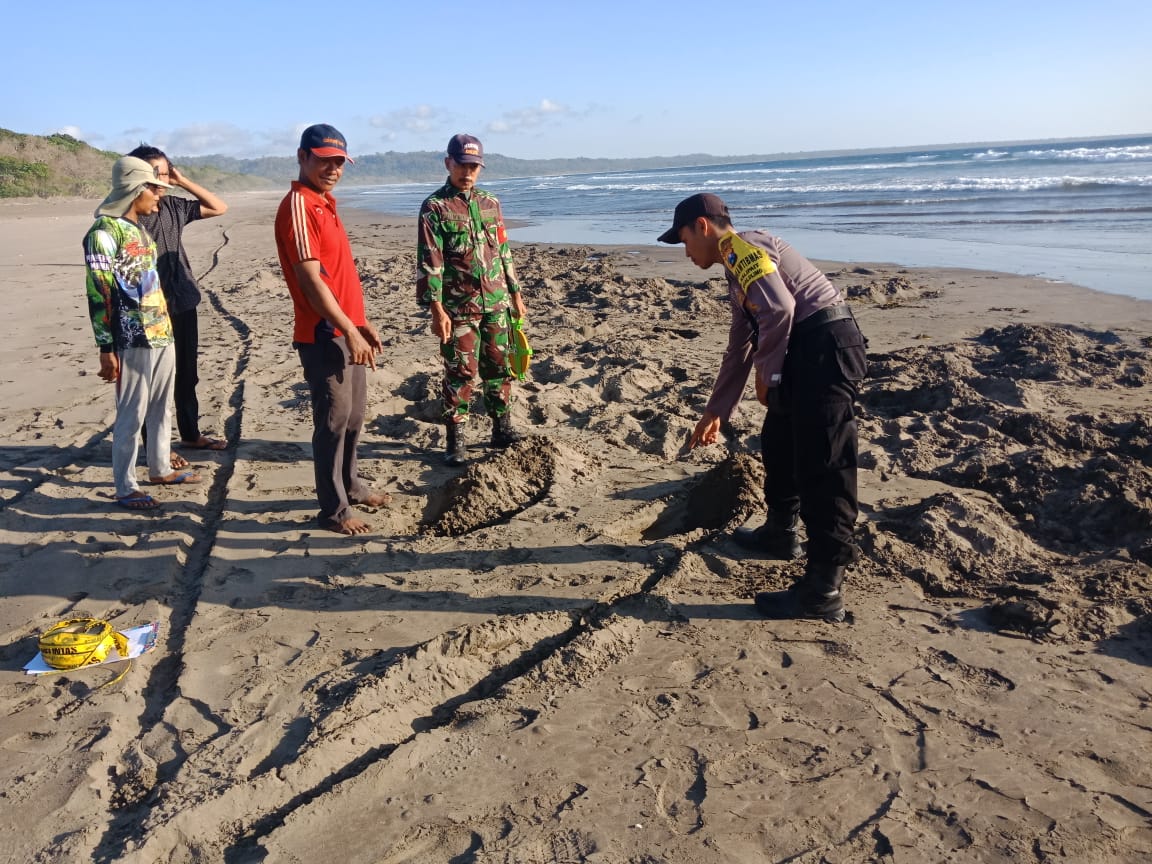 Petugas Kepolisian bersama mendatangi lokasi tempat tenggelamnya 3 pelajar (foto : istimwewa)