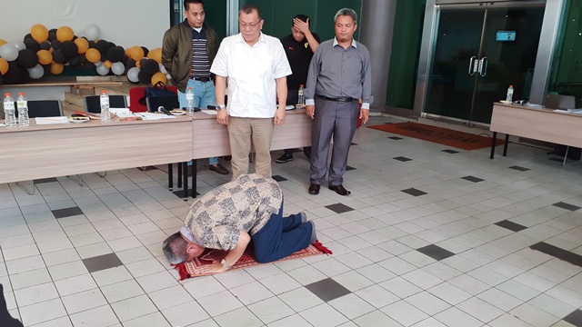 Mantan Dewan Pengawas Badan Penyelenggara Jaminan Sosial Ketenagakerjaan (BPJS TK), Syafri Adnan Baharuddin (SAB) sujud syukur karena tidak terbukti melakukan pelecehan seksual terhadap karyawannya. (Foto: Istimewa)