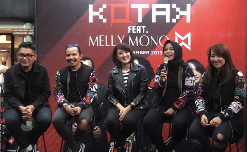 Band Kotak bersama vokalis pengganti, Melly Mono, eks vokalis band SHE. (Foto: Dok. Kotak)