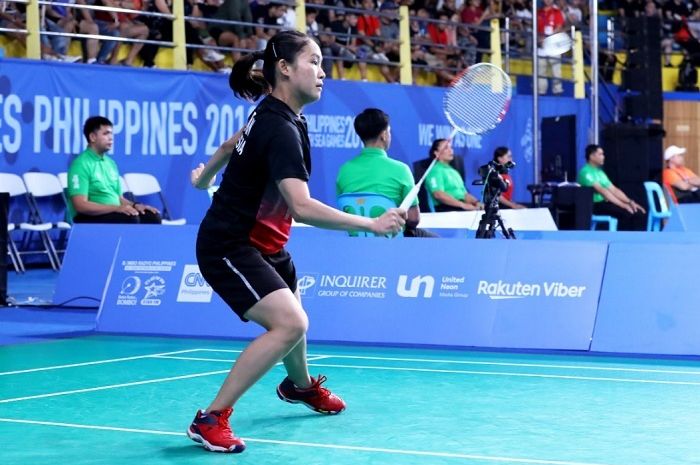 Pebulu tangkis Indonesia, Ruselli Hartawan, beraksi saat menjamu Thet asal Myanmar dalam cabor bulu tangkis perorangan SEA Games 2019 di babak perempat final. (Foto: PBSI)