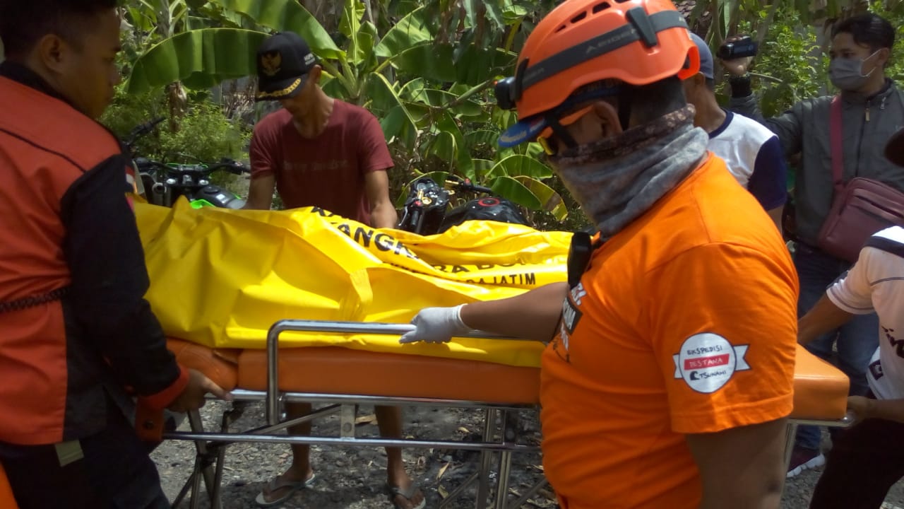 Petugas SAR gabungan mengevakuasi jenazah Redi, pelajar yang tenggelam di Pantai Trianggulasi. (Foto : Istimewa)