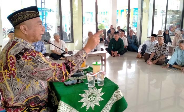 Anwar Hudijono pada pengajian  di Masjid Al Munirah, SMP Muhammadiyah 4 Porong, Sidoarjo, kemarin. (Foto:Istimewa)