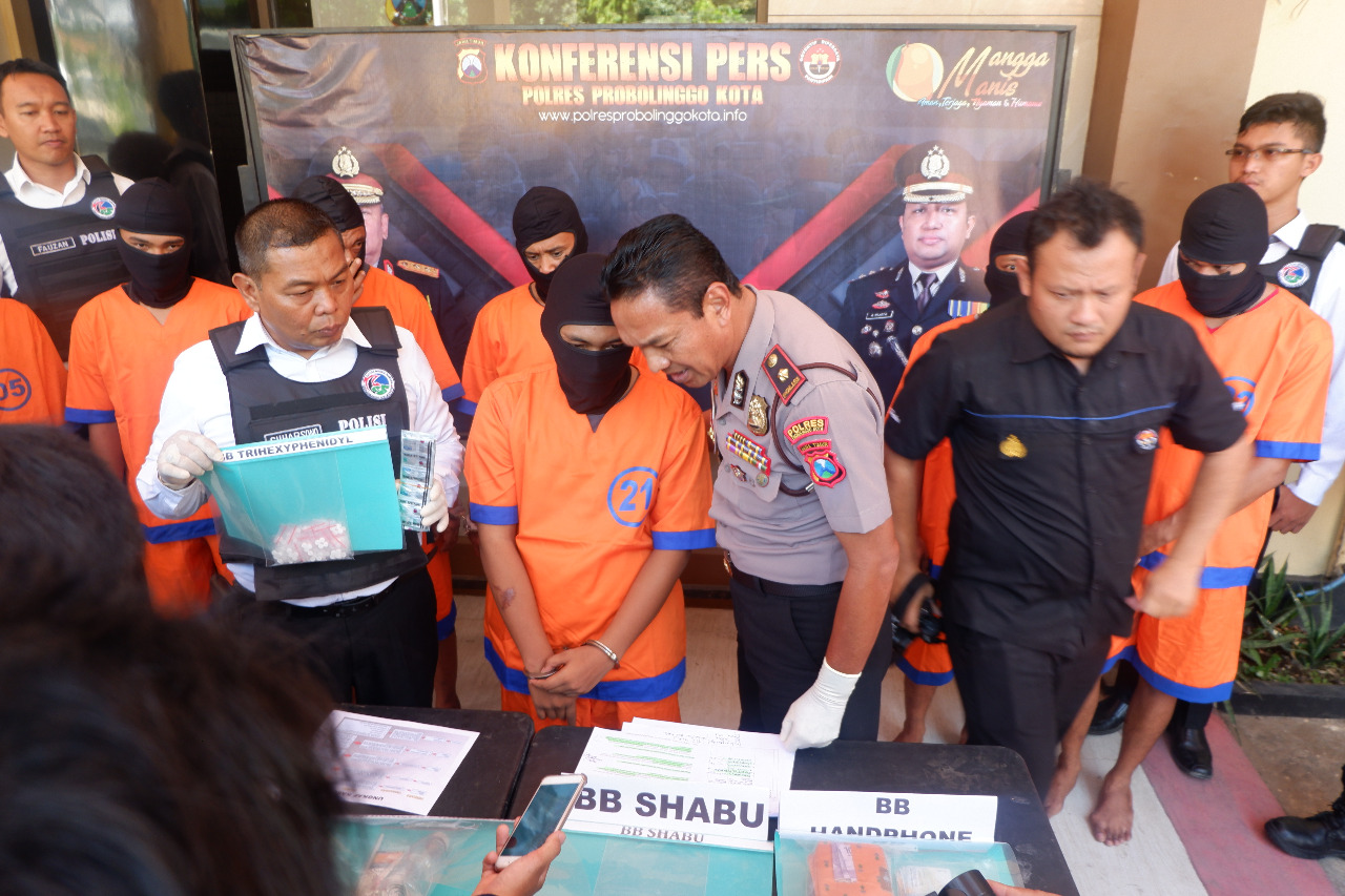    Wakapolres Kompol Imam Pauji bertanya kepada pelajar yang disangka menjual obat-obatan terlarang. (Foto: Ikhsan/ngopibareng.id)