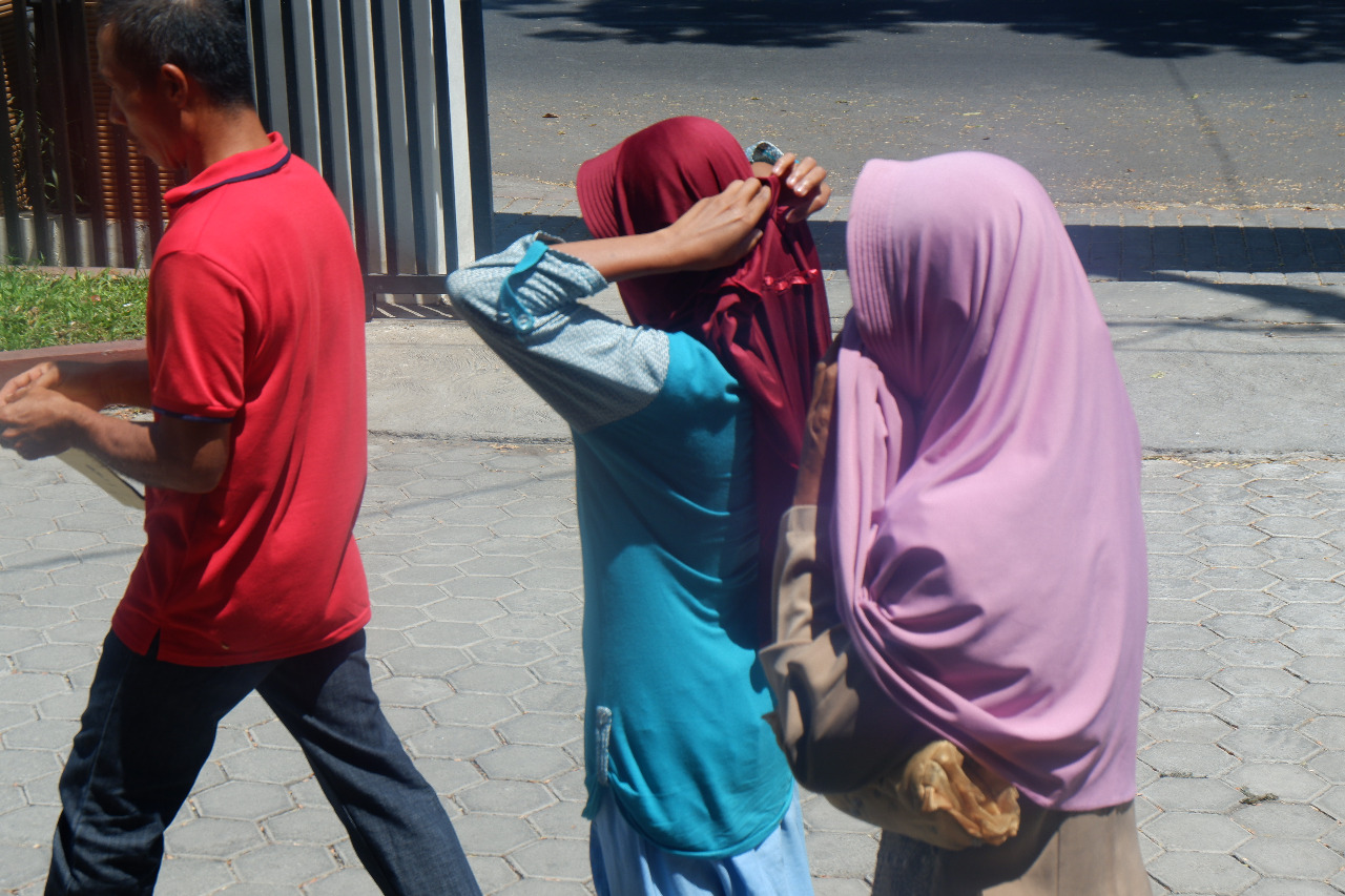  DO (tengah) saat melapor ke Mapolresta Probolinggo, Senin 9 Desember 2019. (Foto: Ikhsan/ngopibareng.id)