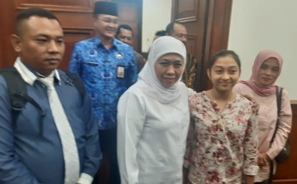 Gubernur Jatim, Khofifah Indar Parawansa ketika bertemu dengan atlet senam, Shalfa Avrila Shiana. (Foto: Haris/ngopibareng.id)