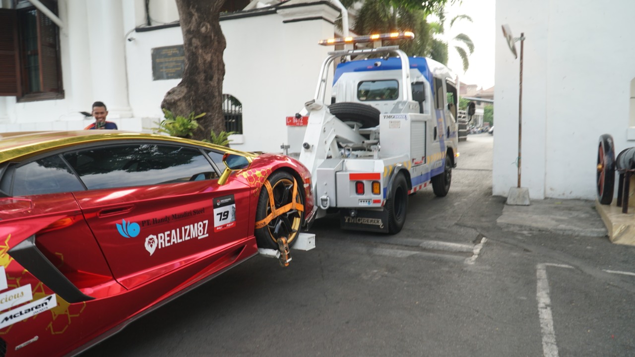 Lamborghini yang terbakar kemarin diderek ke Polrestabes untuk pengusutan surat-surat