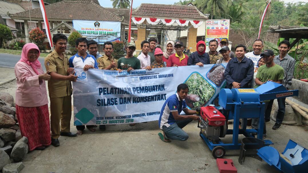 Pelatihan pembuatan silase oleh tim doktor mengabdi Universitas Brawijaya (UB) di Desa Krisik, Kecamatan Gandusari, Kabupaten Blitar. (Foto: UB)