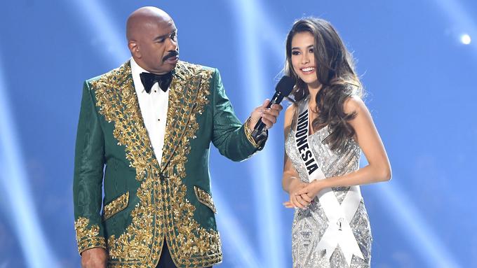 Puteri Indonesia 2019 Frederika Alexis Cull bersama host Steve Harvey. (Foto: Miss Universe)