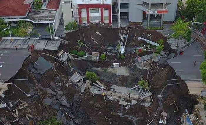 Dokumentasi, Jalan Raya Gubeng ambles, 18 Desember 2018. (Foto:Dok. Ngobar)