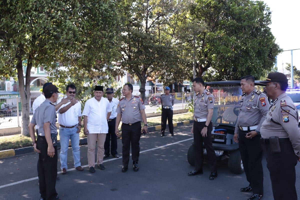 Kapolres Banyuwangi meninjau area parkir Pelabuhan Ketapang, dalam rangka persiapan pengamanan libur Natal dan Tahun Baru (Foto: Dok. Polres Banyuwangi)