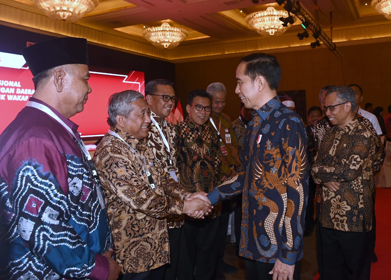 Presiden Joko Widodo menyalami M Nuh. (Foto: asm/ngopibareng.id)