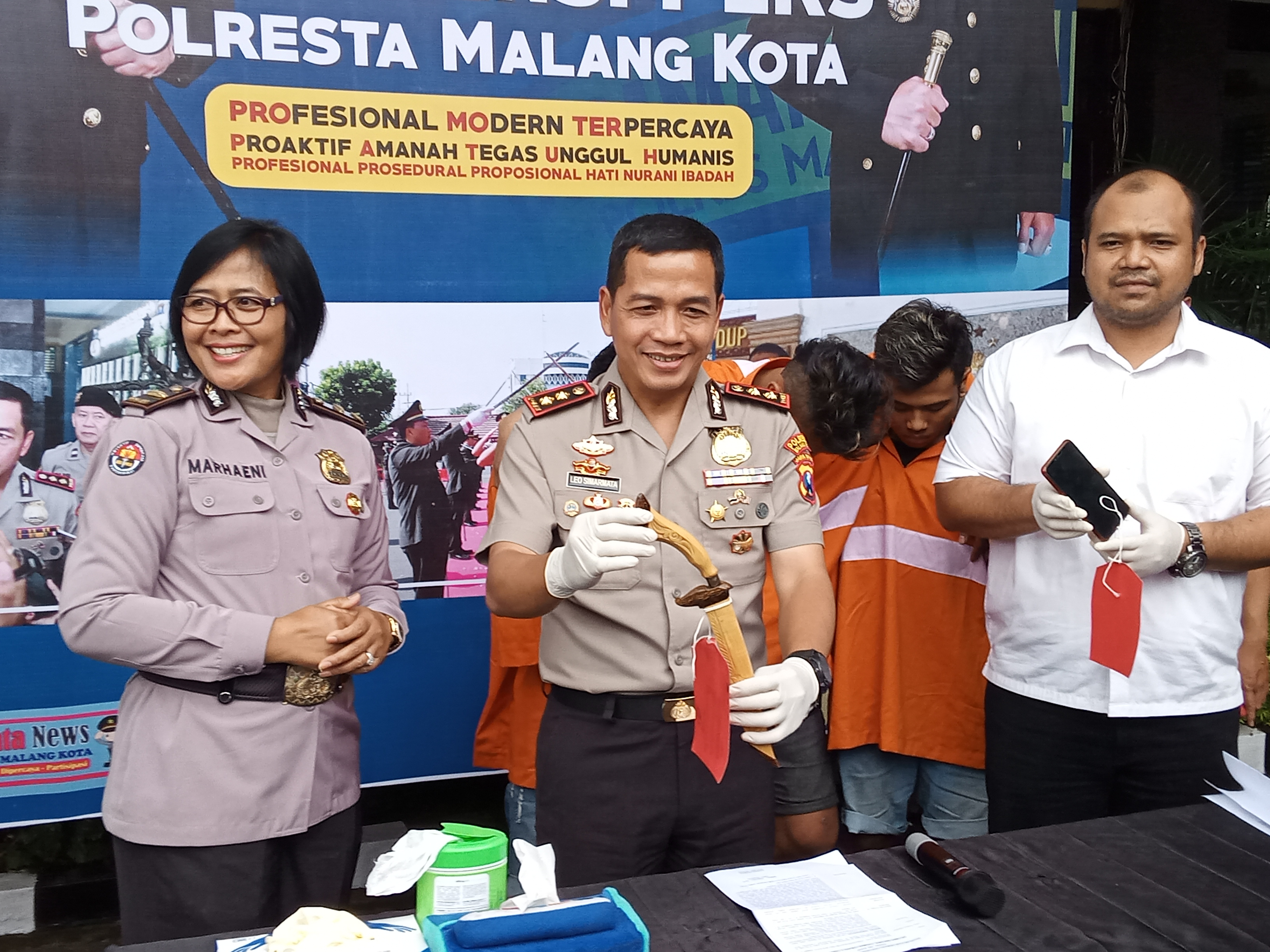 Barang bukti berupa sebilah keris atau badik dan satu unit handphone saat rilis kasus pencurian dengan kekerasan di Mapolresta Malang Kota (Foto: Theo/ngopibareng.id)