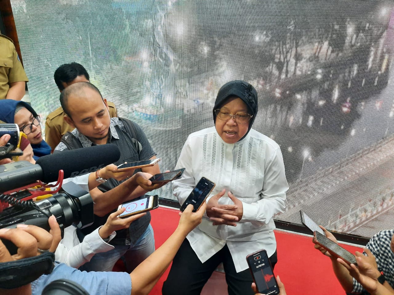 Wali Kota Surabaya Tri Rismaharini saat berbincang dengan awak media. (Foto: Alief/ngopibareng.id)