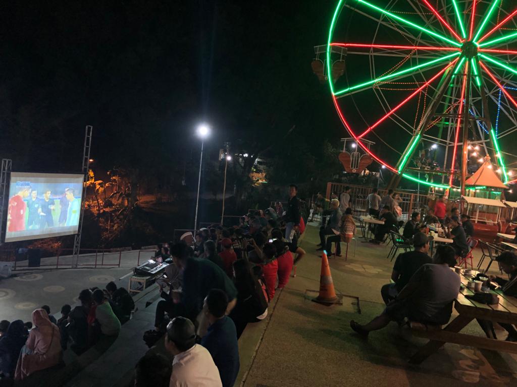 Suasana nobar di Ngopibareng Pintulangit. (Foto: Ngopibareng.id)