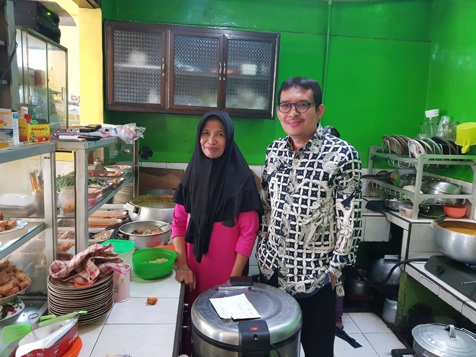 Prof Dr Ahmad Erani Yustika di warung Mak Ten Kepanjen-Malang. (Foto-foto Erani)