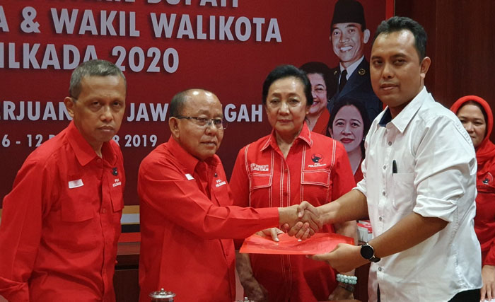 Adi (kanan), putra Ketua DPD Golkar Purbalingga Sudono, mengambil formulir pendaftaran di PDIP, kemarin. (Foto:JatengToday)