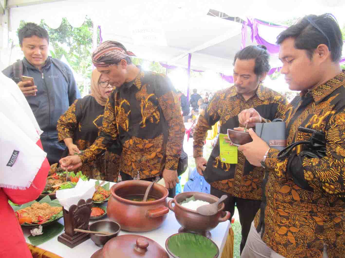 Para juri Festival Desa Wisata saat melakukan penilaian di salah satu stan.