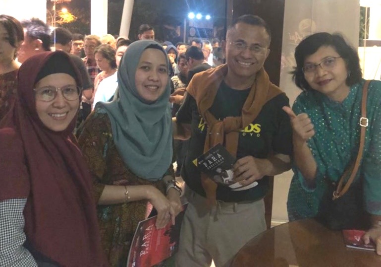 Bersama dr Dini (kiri penulis) dan Rina (kanan) di pertunjukan teater Gandrik.