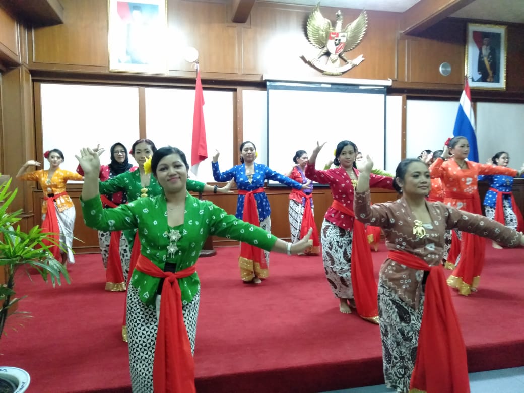 Sendratari PBI Jogyakarta ikut memperkenalkan Kebaya ke manca negara. ( foto: istimewa).