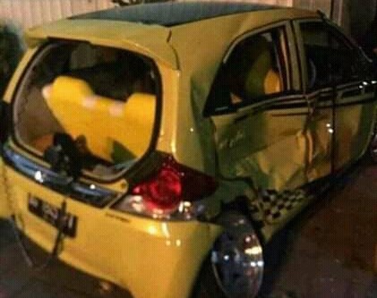 Mobil Honda Brio yang dikendarai Linda Agustina. (Foto: Polres Tulungagung)