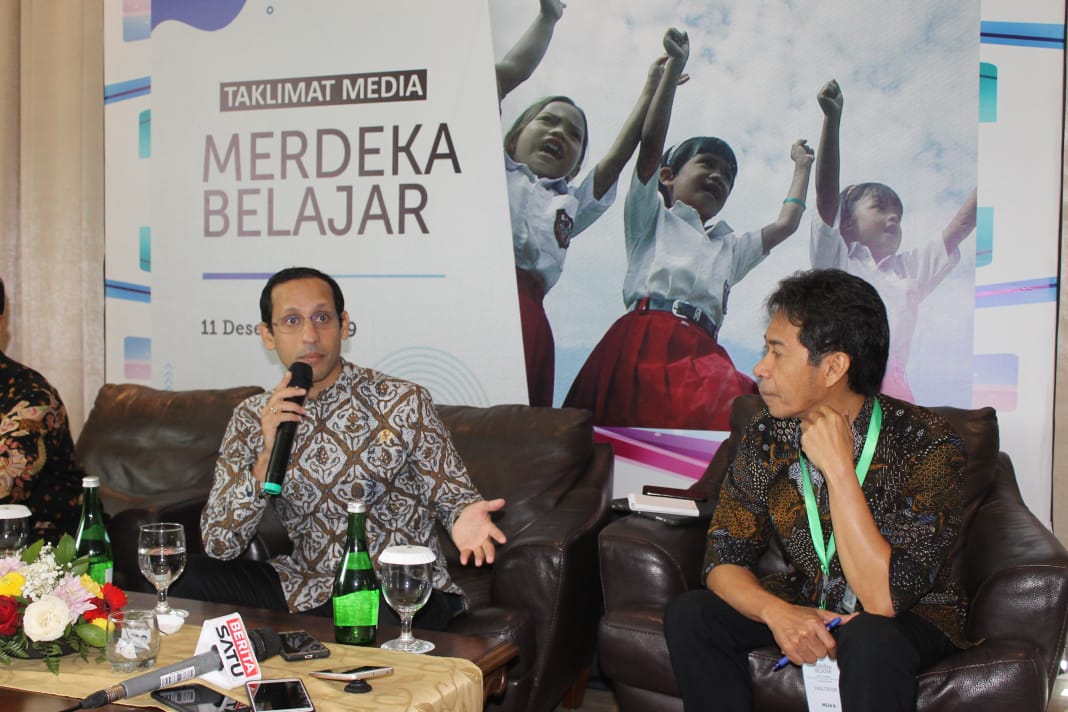 Mendikbud Nadiem Makarim saat menjelaskan rencana penghapusan ujian nasional (UN) 2021. (Foto : asmsnu/ngopibareng.id)